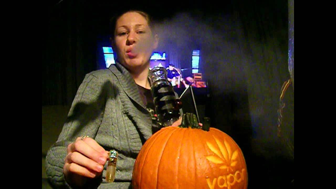 HOW TO Make A Pumpkin Bong [VIDEO]